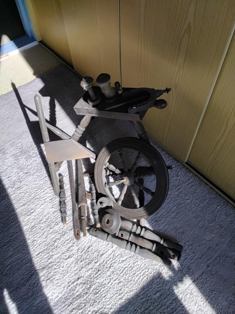 Oud spinnewiel, gedemonteerd, Ophalen