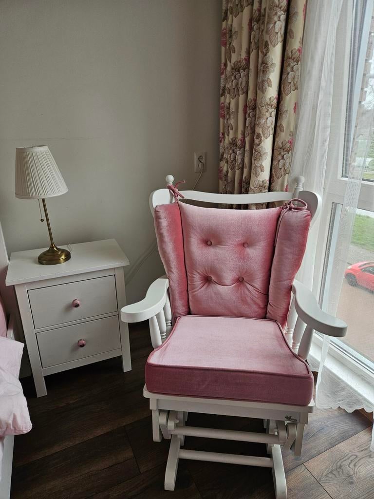 Comfortabele Schommelstoel met Roze Kussens, Huis en Inrichting, Stoelen, Ophalen, Zo goed als nieuw, Overige kleuren, Eén