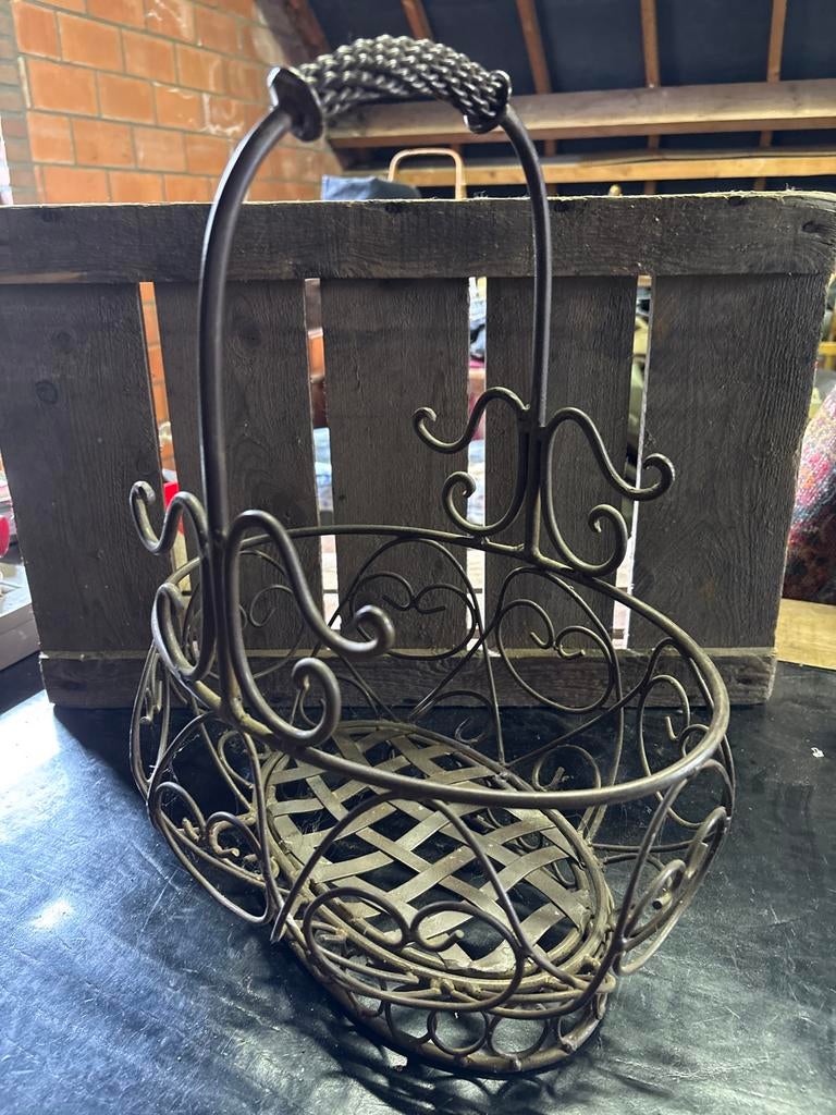 Decoratieve gietijzeren mand met handvat, Ophalen