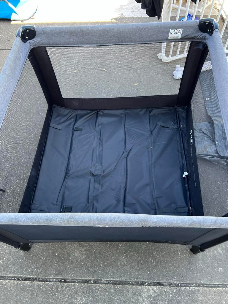 Opklapbare box en babybedje - Titaniumbaby, Kinderen en Baby's, Boxen, Ophalen, Gebruikt, Rechthoekig