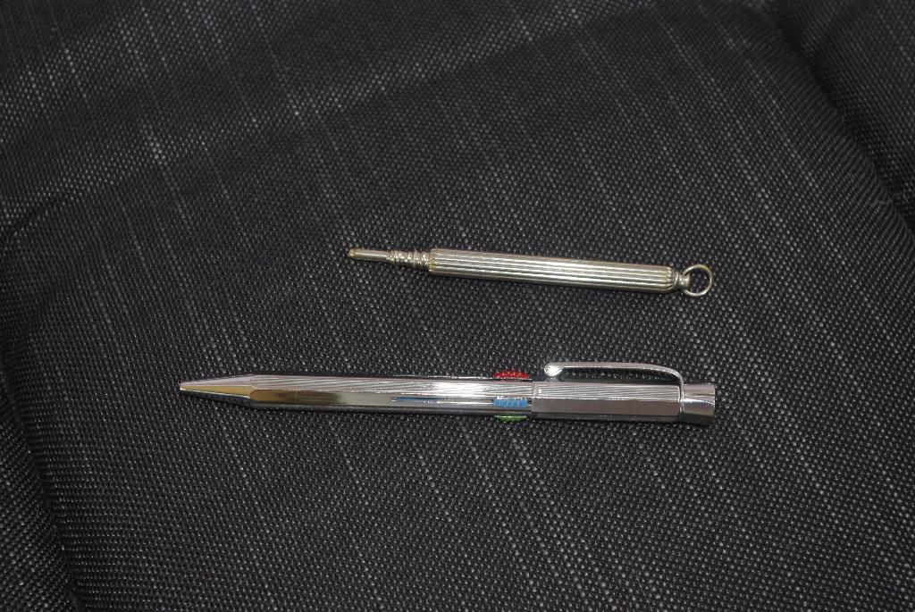 4 Kleuren balpen/ potlood houder / veter trekker/ broche, Ophalen of Verzenden