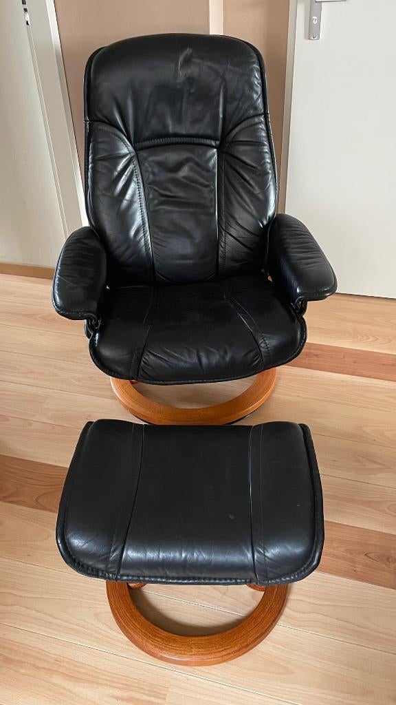 Ekornes Stressless zwart leder Relaxfauteuil incl. Hocker., Ophalen, Gebruikt, 75 tot 100 cm, Zwart lederen uitvoering met houten voet. Stoel is 360 draaibaar