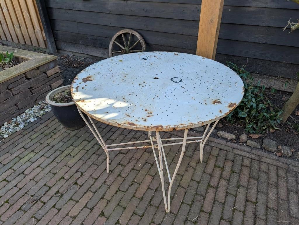 Gietijzeren brocante ronde tafel !, Huis en Inrichting, Ophalen, Gebruikt, 50 tot 100 cm, 50 tot 75 cm