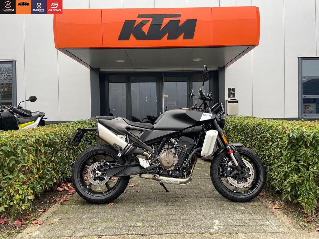HUSQVARNA SVARTPILEN 801 (bj 2024), Motoren, 2 cilinders, Motorrijbewijs A, Bedrijf, Onbekend