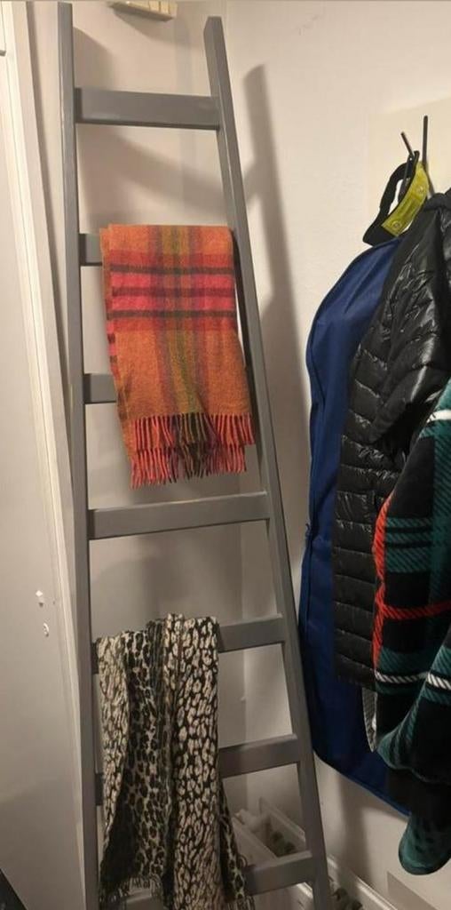 Siertrapje voor ophangen plaids, Ophalen, Wandkapstok