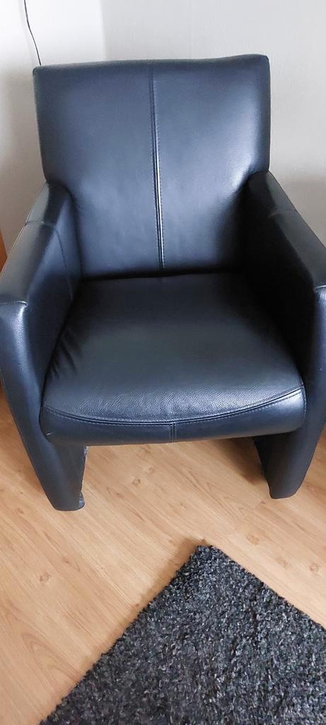 Mooie zwarte (nep) lederen bijzet stoel op wieltjes, Huis en Inrichting, Fauteuils, Gebruikt, 50 tot 75 cm, 75 tot 100 cm, Ophalen