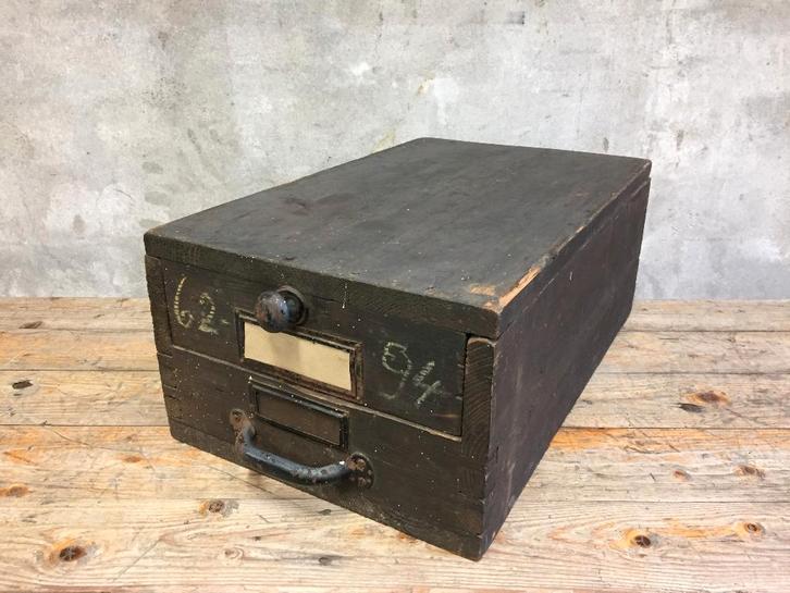 Mooie stoere vintage houten kist uit een school, Huis en Inrichting, Woonaccessoires | Kisten, Gebruikt, Minder dan 50 cm, Minder dan 50 cm