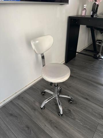 Witte Salonstoel - Verstelbaar en Compact beschikbaar voor biedingen