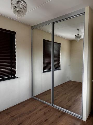Inbouwkast 2x met spiegeldeuren beschikbaar voor biedingen