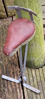 Vintage jaren 50 kinderfietsstoeltje van metaal. (brocante), Ophalen of Verzenden, Gebruikt, Voorzitje, Voetsteuntjes