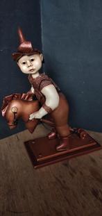 Spelend kind met stokpaardje ( bronskleurig ), Verzamelen, Beelden en Beeldjes, Ophalen of Verzenden, Zo goed als nieuw, Mens