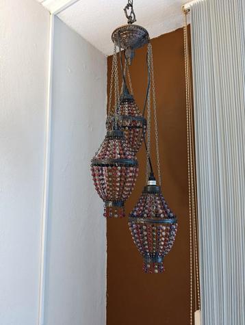 Oude Lamp met Paarse tinten aan Kralen beschikbaar voor biedingen