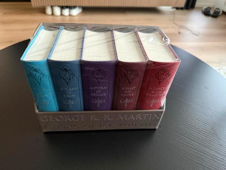 Game of Thrones Leren Collectors Editie - Nieuw!, Boeken, Fantasy, Nieuw, Ophalen of Verzenden