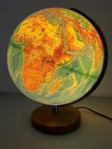 Vintage globe, wereldbol met verlichting op houten voet beschikbaar voor biedingen