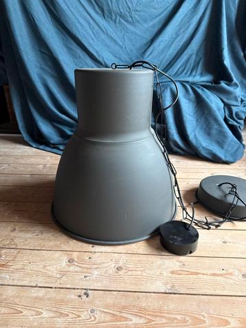 Grijze hanglamp beschikbaar voor biedingen