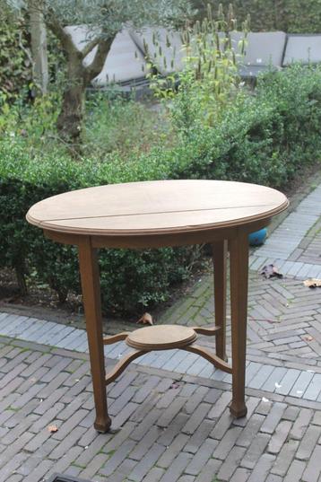 brocante ovale bijzettafel beschikbaar voor biedingen