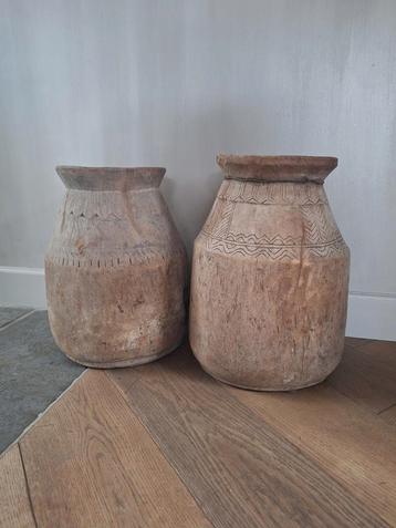 Grote houten Nepalese - Naga potten met graveerwerk beschikbaar voor biedingen
