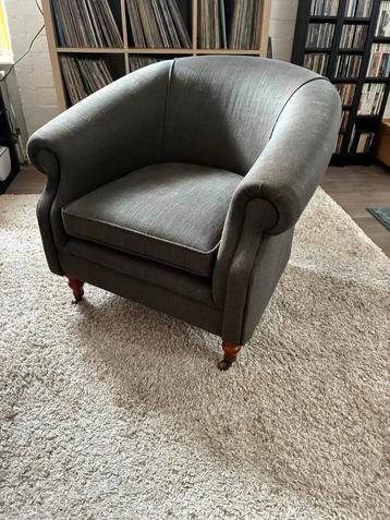 Grijze fauteuil beschikbaar voor biedingen