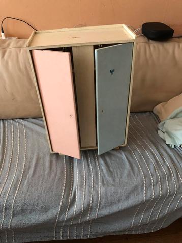 Kledingkast poppenkleding beschikbaar voor biedingen