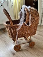 Rotan poppenwagen met matrasje, Kinderen en Baby's, Speelgoed | Poppen, Ophalen of Verzenden, Gebruikt, Babypop