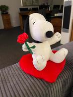 Mooie knuffel van hond Snoopy / Peanuts op hart kussen 24 cm, Verzamelen, Stripfiguren, Ophalen of Verzenden, Snoopy, Beeldje of Figuurtje