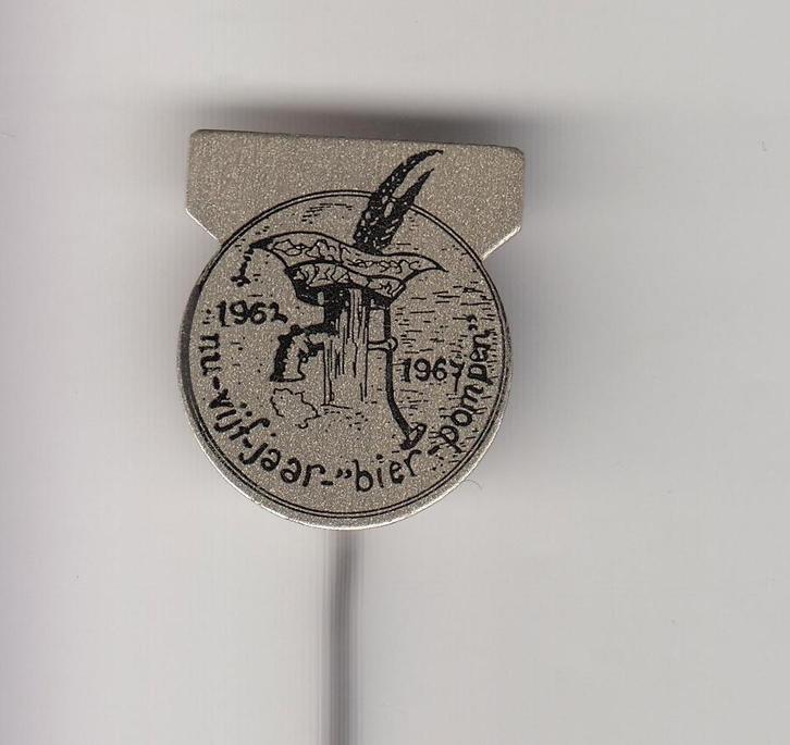 Carnaval vijf jaar Bier pompen speldje, Verzamelen, Speldjes, Pins en Buttons, Gebruikt, Speldje of Pin, Overige onderwerpen, Ophalen of Verzenden