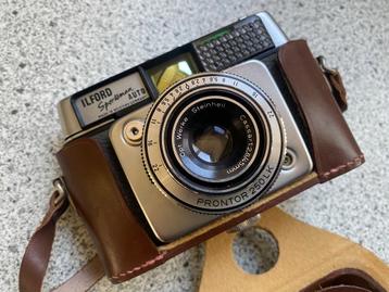 Antieke foto camera in lederen tas beschikbaar voor biedingen