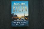 PORTRET van een ONBEKENDE VROUW... Daniel Silva.. (2022), Ophalen of Verzenden, Zo goed als nieuw
