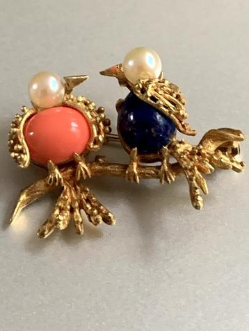 18 kt. gouden broche Vogels op tak, parels lapis bloedkoraal beschikbaar voor biedingen