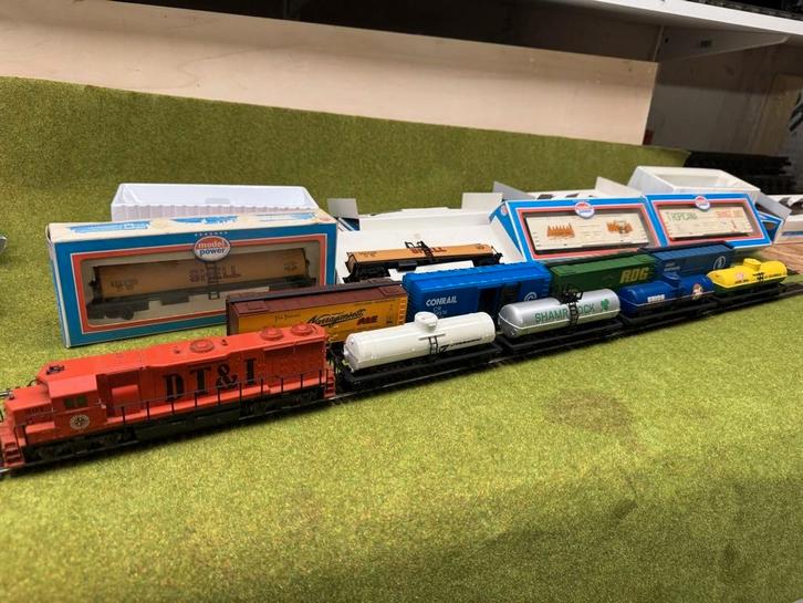 Amerikaanse goederentrein met 14 wagons, Hobby en Vrije tijd, Modeltreinen | H0, Gebruikt, Treinset, Gelijkstroom, Overige merken