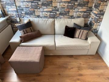 Bank met kussens en poef beschikbaar voor biedingen