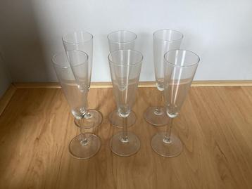 Champagne glazen beschikbaar voor biedingen