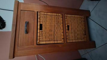 Kastje met lade en rieten manden beschikbaar voor biedingen