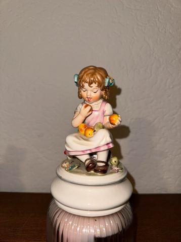 Goebel / Hummel beeldje - meisje met fruit beschikbaar voor biedingen