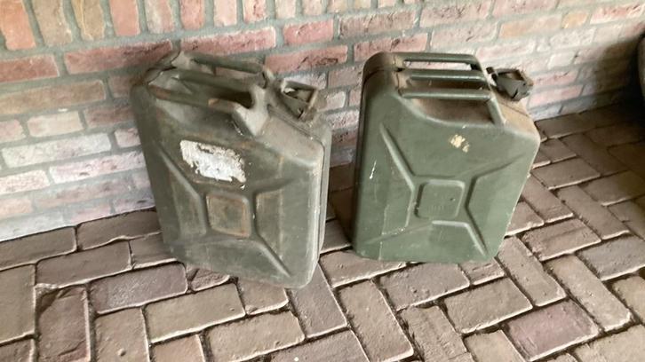 2 Metalen Benzinetanks - Jerrycans, Auto diversen, Overige Auto diversen, Ophalen