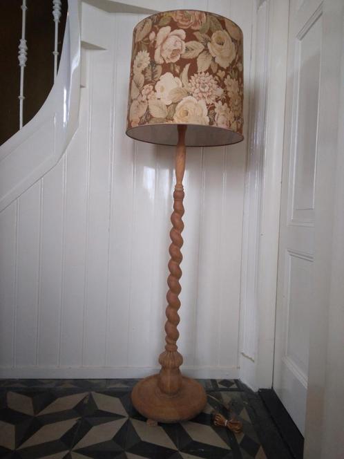 Vintage vloerlamp staande lamp massief hout retro kap, Huis en Inrichting, Lampen | Vloerlampen, Zo goed als nieuw, 150 tot 200 cm