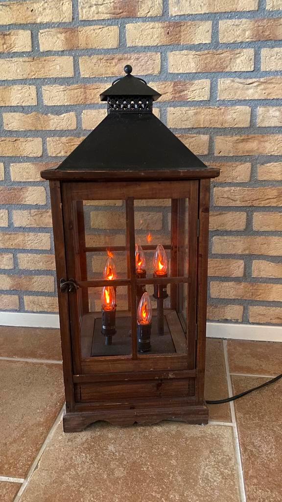 Houten Lantaarn met Elektrische Kaarsen, Huis en Inrichting, Woonaccessoires | Kandelaars en Kaarsen, Gebruikt, Kandelaar, 25 tot 50 cm