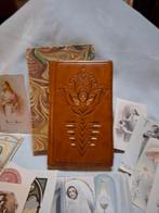 Antiek leer Frans bijbeltje 1950 met 14 bidprentjes, Antiek en Kunst, Antiek | Boeken en Bijbels, Verzenden