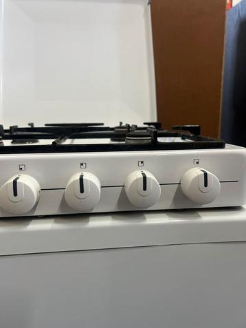 Compact wit gasfornuis met 4 pitten en klep – werkt goed! beschikbaar voor biedingen