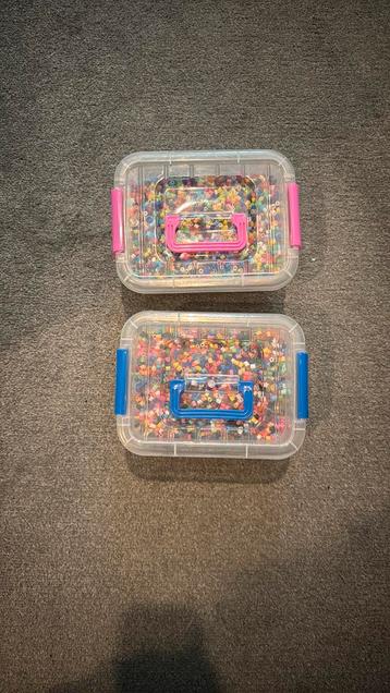 Twee dozen met strijkkralen en een zak met vormpjes beschikbaar voor biedingen