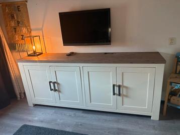 Sterk mooi houten dressoir beschikbaar voor biedingen