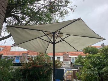 Zeskantige parasol, wit doek beschikbaar voor biedingen