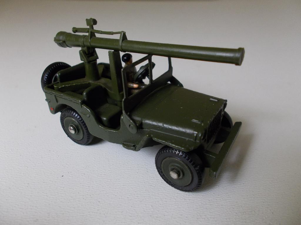 1964 Dinky Toys 80B (829) JEEP AVEC CANON 106 SR +Driver (B)