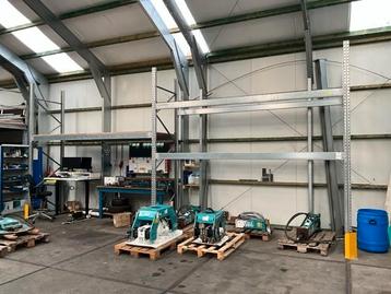 Degelijke palletstelling met 1x houten vlonder. beschikbaar voor biedingen