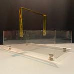 Vintage jaren 70 plexiglas en messing krantenrek David Lange, Huis en Inrichting, Woonaccessoires | Krantenbakken en Lectuurbakken