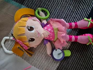Pop met baby speeltjes beschikbaar voor biedingen
