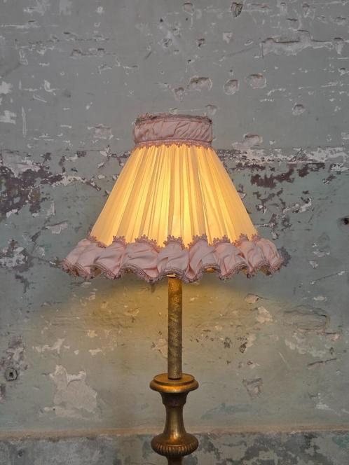 Grote lampenkap met roze details en sierlijke randafwerking, Huis en Inrichting, Lampen | Lampenkappen, Gebruikt, 25 tot 50 cm