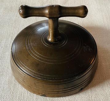 Mooi bronzen eucharistie bel met 3 schellen. beschikbaar voor biedingen