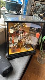 Japanse samurai pop met zwaard in vitrine, Ophalen of Verzenden