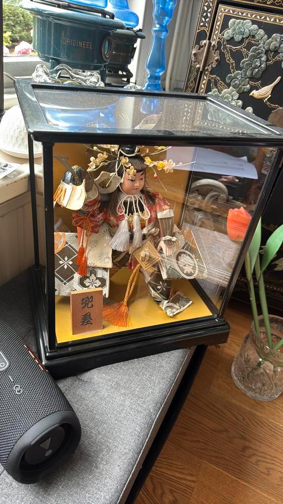 Japanse samurai pop met zwaard in vitrine, Antiek en Kunst, Antiek | Overige Antiek, Ophalen of Verzenden